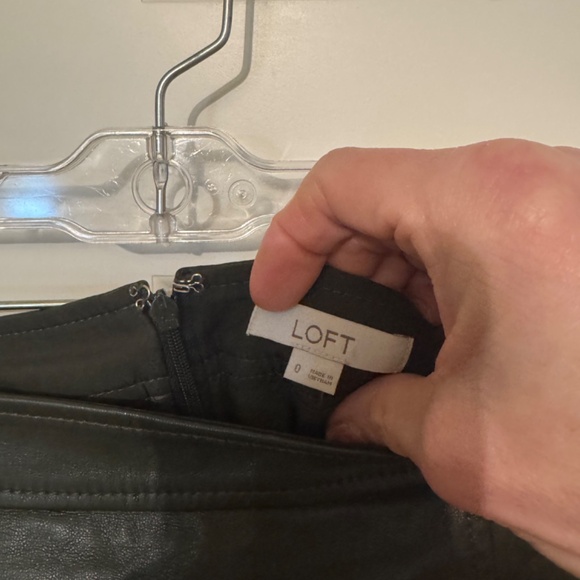 Loft pleather size 0 skirt with front pockets and left front side slit - Picture 3 of 6